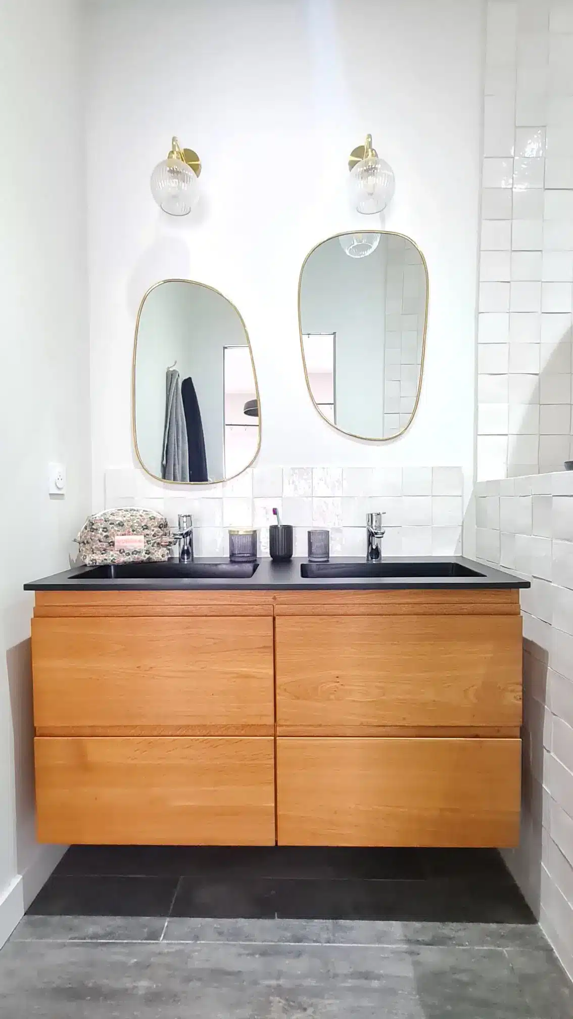 Meuble Salle de bain artisanal- Projet Le Clocher Meuble Salle de bain artisanal en bois massif réalisé à partir du meuble Godmorgon d'Ikea