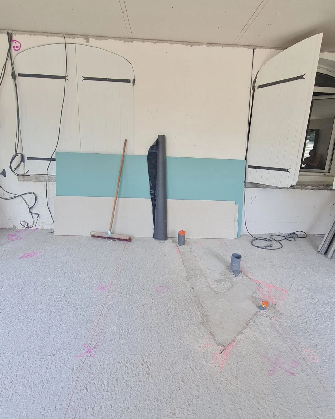 Rénovation d'un studio de 16m² à Saint-Médard-en-Jalles : photos avant travaux salle de bain (dalle et évacuations)
