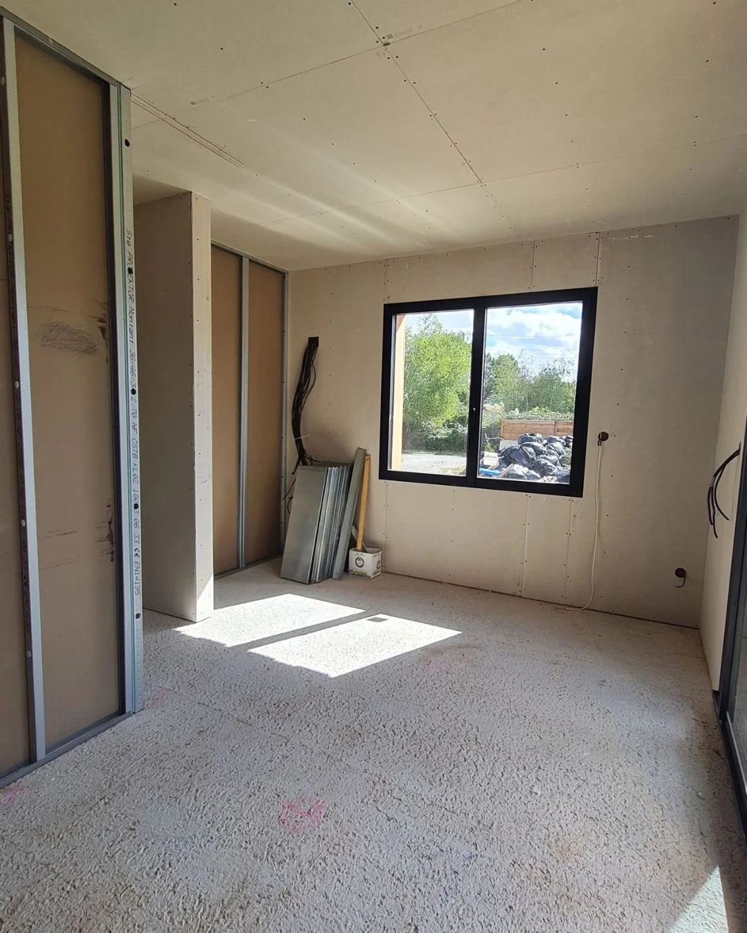 Rénovation d'un studio de 16m² à Saint-Médard-en-Jalles : photos avant travaux espace de vie avec les cloisons en cours de montage