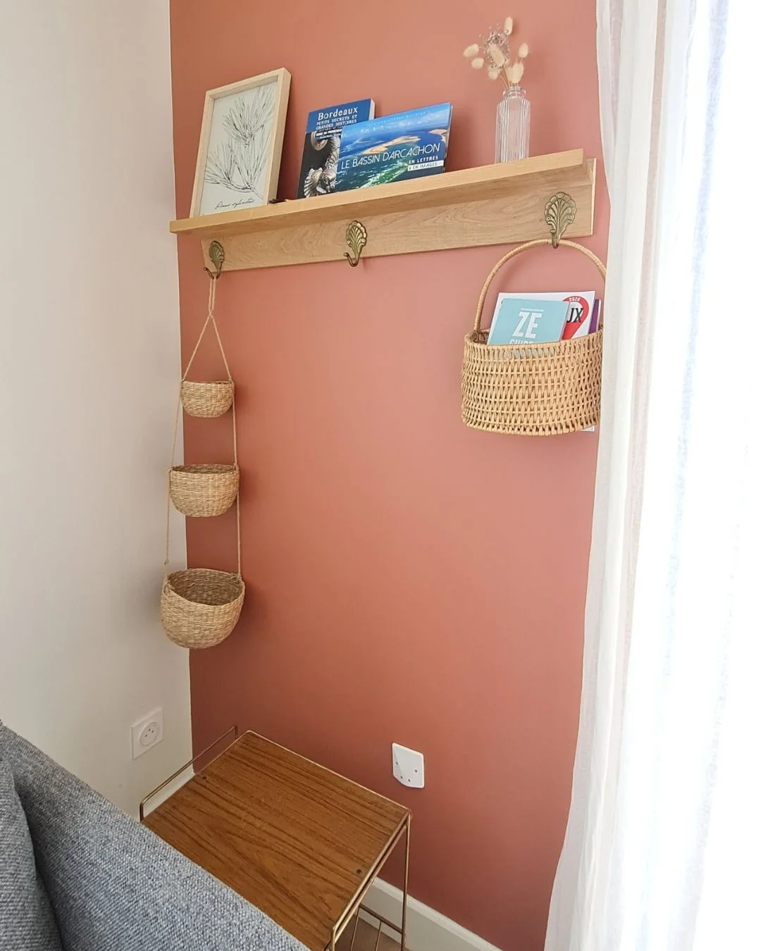 Rénovation d'un studio de 16m² à Saint-Médard-en-Jalles : décoration avec étagère bois, patères vintages et paniers en osier