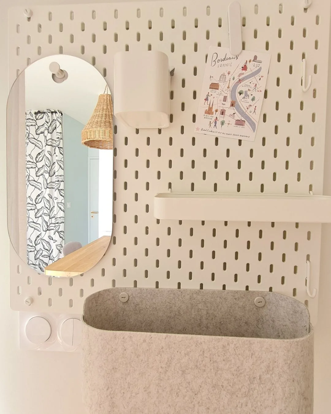 Rénovation d'un studio de 16m² à Saint-Médard-en-Jalles : entrée matérialisé par un rangement pratique pegboard avec des étagères et des boites